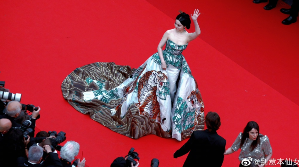 Phạm Băng Băng rực rỡ Cannes 'váy hổ gầm'.